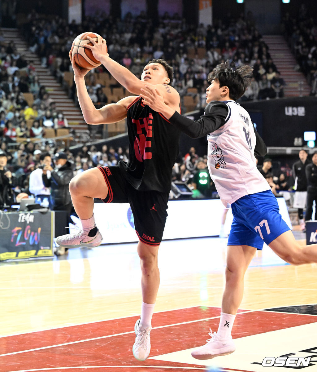 18일 서울 잠실실내체육관에서 2025~2026시즌 LG전자 프로농구 올스타전이 열렸다.팬 투표와 선수단 투표, 감독 추천 선수로 이름을 올린 KBL  스타 24명이 유기상(LG)을 앞세운 '팀 브라운', 이정현(소노)이 선봉에 서는 '팀 코니'로 나뉘어 대결한다.다니엘이 1V1 콘테스트에서 공격을 시도하고 있다. 2026.01.18 /sunday@osen.co.kr