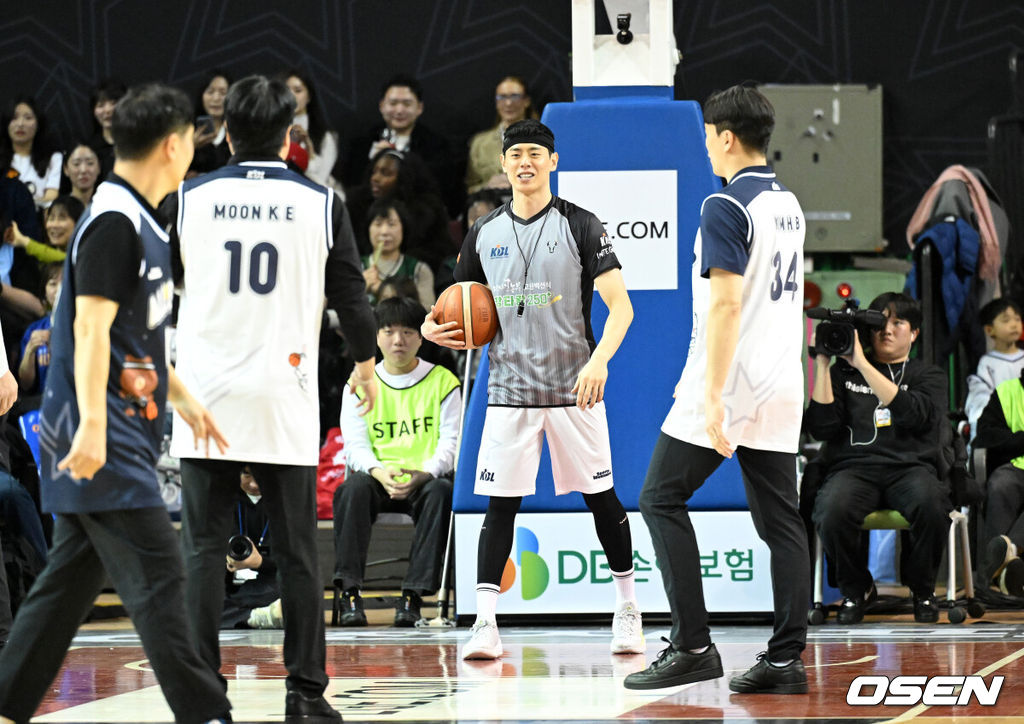 18일 서울 잠실실내체육관에서 2025~2026시즌 LG전자 프로농구 올스타전이 열렸다.팬 투표와 선수단 투표, 감독 추천 선수로 이름을 올린 KBL  스타 24명이 유기상(LG)을 앞세운 '팀 브라운', 이정현(소노)이 선봉에 서는 '팀 코니'로 나뉘어 대결한다.감독 이벤트 매치에서 심판으로 나선 이관희가 판정을 하고 있다. 2026.01.18 /sunday@osen.co.kr