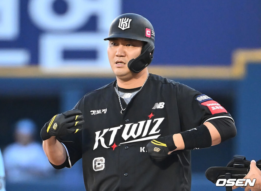 24일 창원NC파크에서 2025 신한 SOL 뱅크 KBO 리그 NC 다이노스와 KT 위즈의 경기가 열렸다. 홈팀 NC는 목지훈이, 방문팀 KT는 배제성이 선발 출전했다. KT 위즈 장성우가 1회초 1사 1,2루 중견수 앞 1타점 안타를 치고 진루하고 있다. 2025.07.24 / foto0307@osen.co.kr