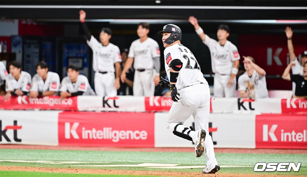 4일 오후 수원 KT 위즈 파크에서 ‘2025 신한 SOL BANK KBO리그’ KT 위즈와 LG 트윈스의 경기가 진행됐다. 이날 경기 KT는 문용익을, LG는 송승기를 선발투수로 내세웠다.5회말 KT 선두타자 장성우가 동점 솔로홈런을 날리고 베이스를 돌고 있다.  2025.09.04 / soul1014@osen.co.kr