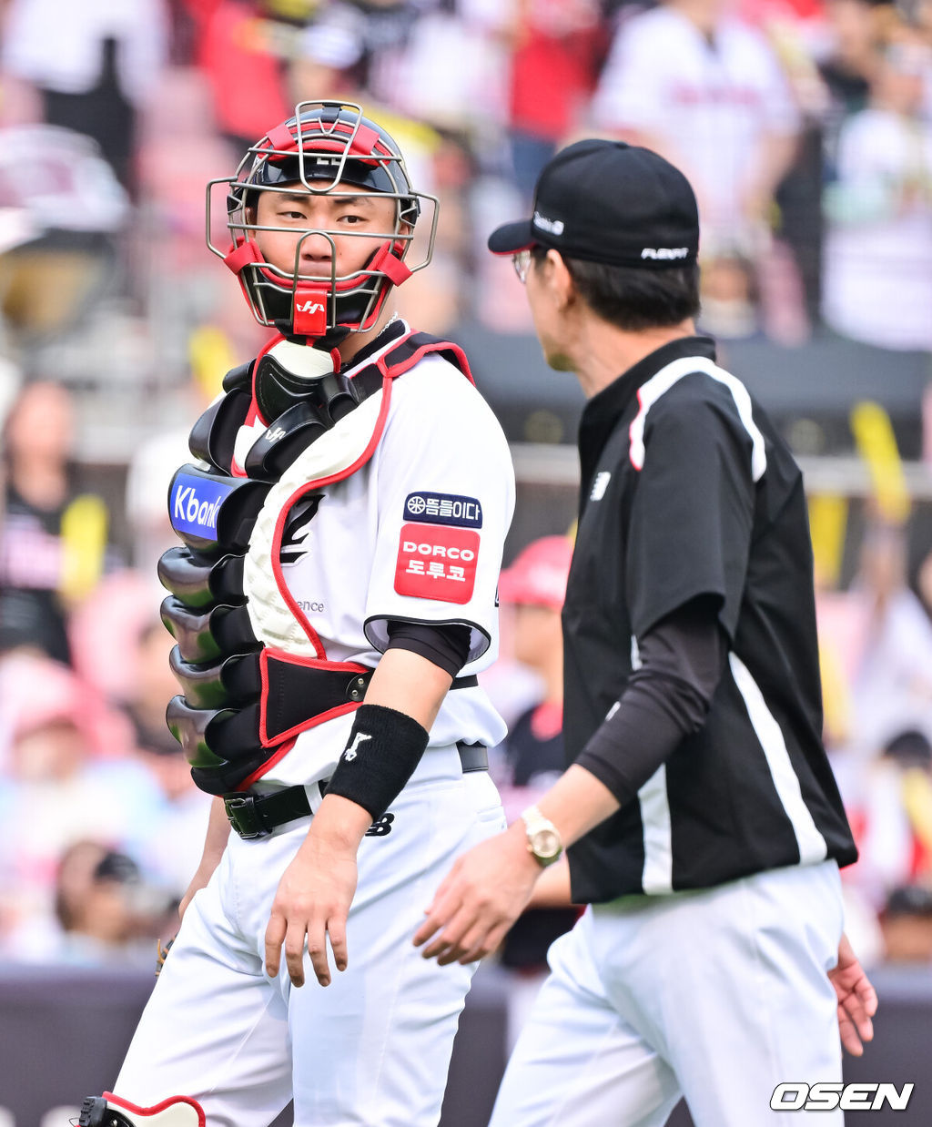 31일 오후 수원 KT 위즈 파크에서 ‘2025 신한 SOL BANK KBO리그’ KT 위즈와 KIA 타이거즈의 경기가 진행됐다.이날 선발투수로 KT는 소형준을, KIA는 윤영철을 선발투수로 내세웠다.8회초 1사 1,2루 KT 장성우 포수가 이강철 감독과 이야기를 나누고 있다.  2025.05.31   / soul1014@osen.co.kr