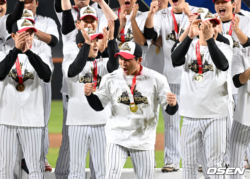 이변은 없었다. 2025시즌 우승팀은 무적 LG 트윈스다. 프로야구 LG 트윈스는 31일 대전 한화생명볼파크에서 열린 2025 신한 SOL뱅크 KBO 한국시리즈(7전 4선승제) 한화 이글스와의 5차전에서 4-1로 승리했다.정규시즌 1위 LG는 시리즈 전적 4승 1패로 통합우승 금자탑을 쌓았다. LG의 통합우승은 1990년, 1994년, 2023년에 이은 통산 4번째로, 염경엽 감독은 2023년 부임 후 3년 사이 팀을 두 차례나 정상에 올려놓는 위대한 업적을 달성했다. 2023년 1위, 2024년 3위, 2025년 1위로 KBO리그에 트윈스 왕조 시대를 활짝 열었다. 반면 2위 한화는 플레이오프를 거쳐 2006년 이후 19년 만에 한국시리즈 무대를 밟았지만, LG의 벽을 넘지 못하며 1999년 이후 26년 만에 통산 두 번째 우승이 무산됐다. 오늘의 포텐터짐상을 수상한 LG 오지환이 환호하고 있다. 2025.10.31 /sunday@osen.co.kr