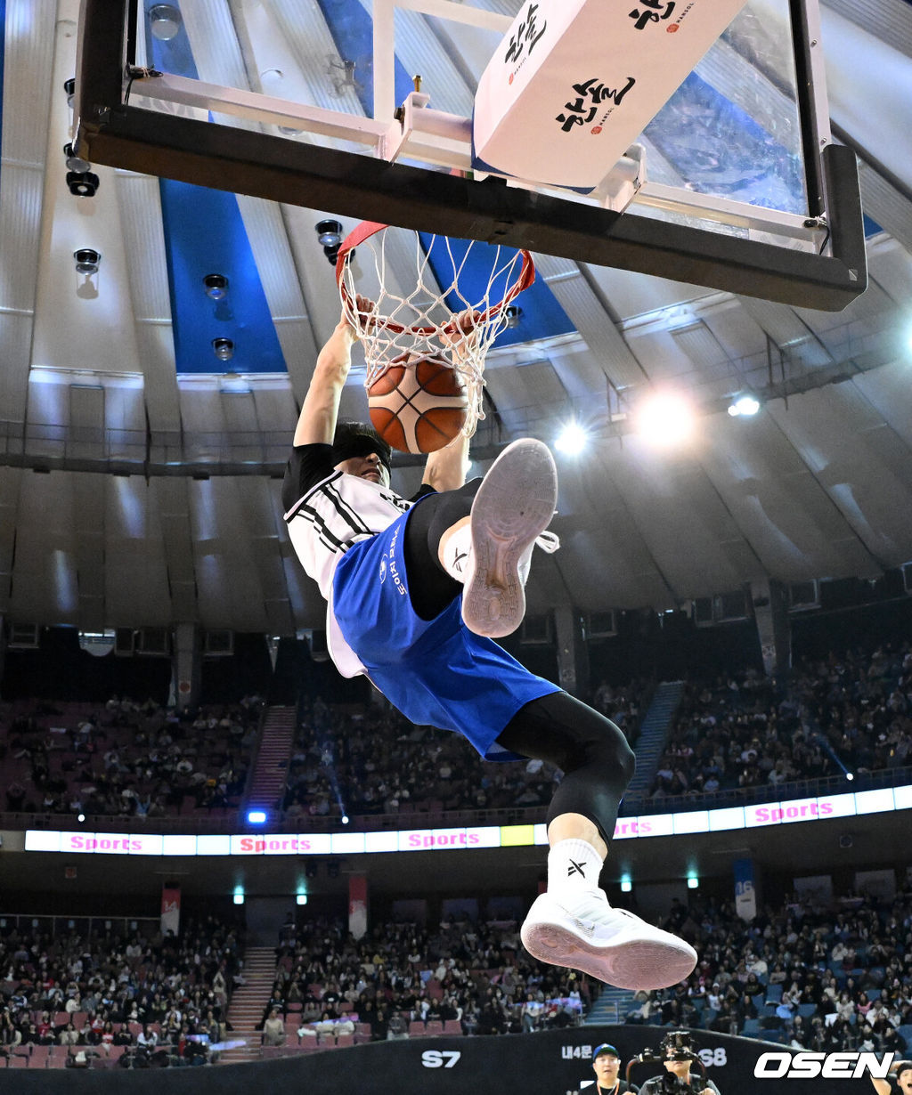 18일 서울 잠실실내체육관에서 2025~2026시즌 LG전자 프로농구 올스타전이 열렸다.팬 투표와 선수단 투표, 감독 추천 선수로 이름을 올린 KBL  스타 24명이 유기상(LG)을 앞세운 '팀 브라운', 이정현(소노)이 선봉에 서는 '팀 코니'로 나뉘어 대결한다.조준희가 덩크 콘테스트 결선에서 멋진 덩크숫을 선보이고 있다. 2026.01.18 /sunday@osen.co.kr