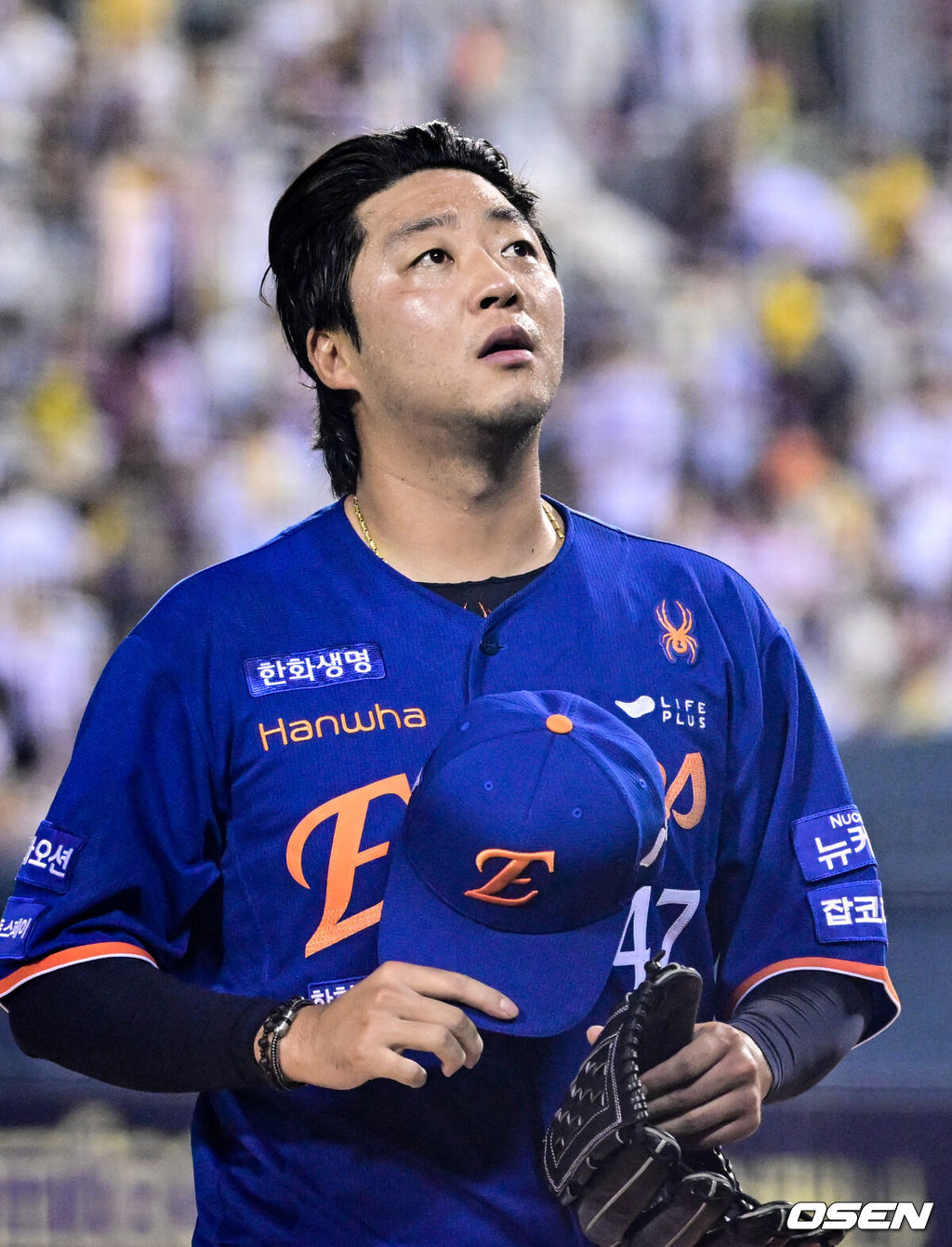 10일 오후 서울 잠실구장에서 ‘2025 신한 SOL Bank KBO리그’ LG 트윈스와 한화 이글스의 경기가 열렸다.LG는 손주영, 한화는 문동주를 선발로 내세웠다.8회말 무실점으로 이닝을 막아낸 한화 김범수가 더그아웃으로 향하고 있다. 2025.08.10 /cej@osen.co.kr