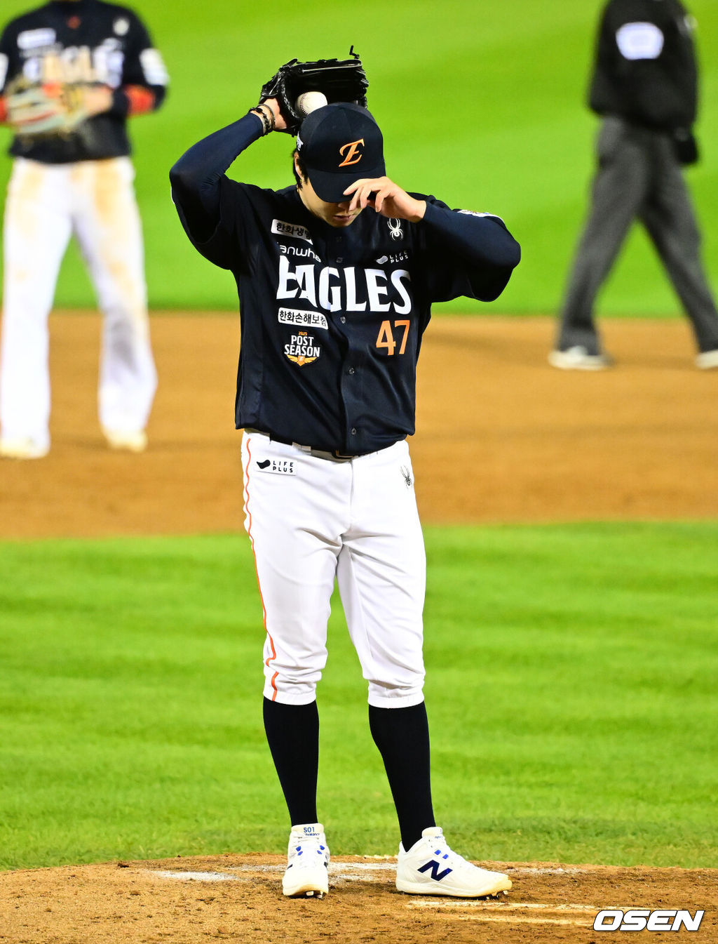 27일 오후 서울 잠실야구장에서 2025 신한 SOL Bank KBO리그 포스트시즌 한국시리즈 2차전 LG 트윈스와 한화 이글스의 경기가 열렸다.LG는 임찬규, 한화는 류현진을 선발 투수로 내세웠다.4회말 2사 만루에서 한화 김범수가 LG 문보경에 3타점 싹쓸이 적시 2루타를 허용하며 아쉬워하고 있다. 2025.10.27 /jpnews@osen.co.kr