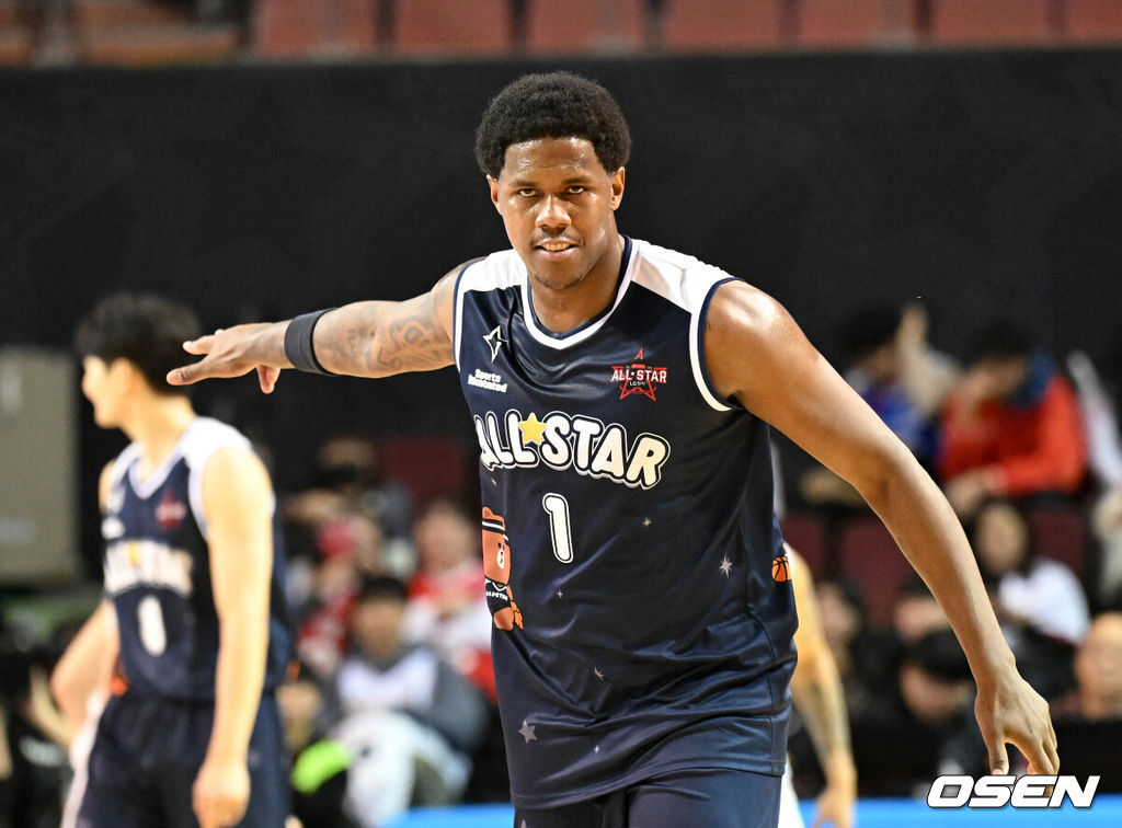 18일 서울 잠실실내체육관에서 2025~2026시즌 LG전자 프로농구 올스타전이 열렸다.팬 투표와 선수단 투표, 감독 추천 선수로 이름을 올린 KBL  스타 24명이 유기상(LG)을 앞세운 '팀 브라운', 이정현(소노)이 선봉에 서는 '팀 코니'로 나뉘어 대결한다.4쿼터 팀 브라운 나이트가 슛을 성공시키고 환호하고 있다. 2026.01.18 /sunday@osen.co.kr