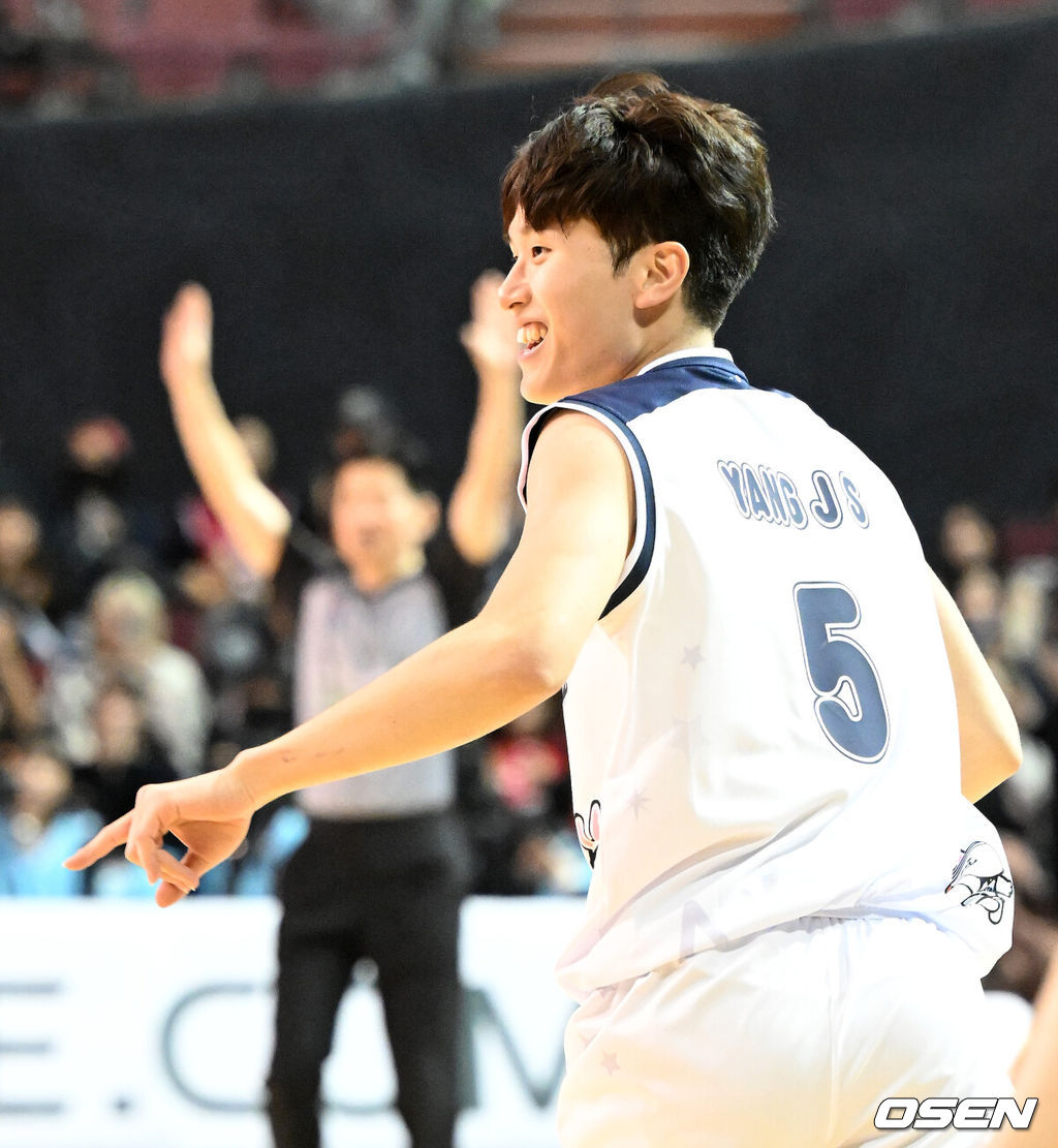 18일 서울 잠실실내체육관에서 2025~2026시즌 LG전자 프로농구 올스타전이 열렸다.팬 투표와 선수단 투표, 감독 추천 선수로 이름을 올린 KBL  스타 24명이 유기상(LG)을 앞세운 '팀 브라운', 이정현(소노)이 선봉에 서는 '팀 코니'로 나뉘어 대결한다.3쿼터 양준석이 3점슛을 성공시키고 환호하고 있다. 2026.01.18 /sunday@osen.co.kr