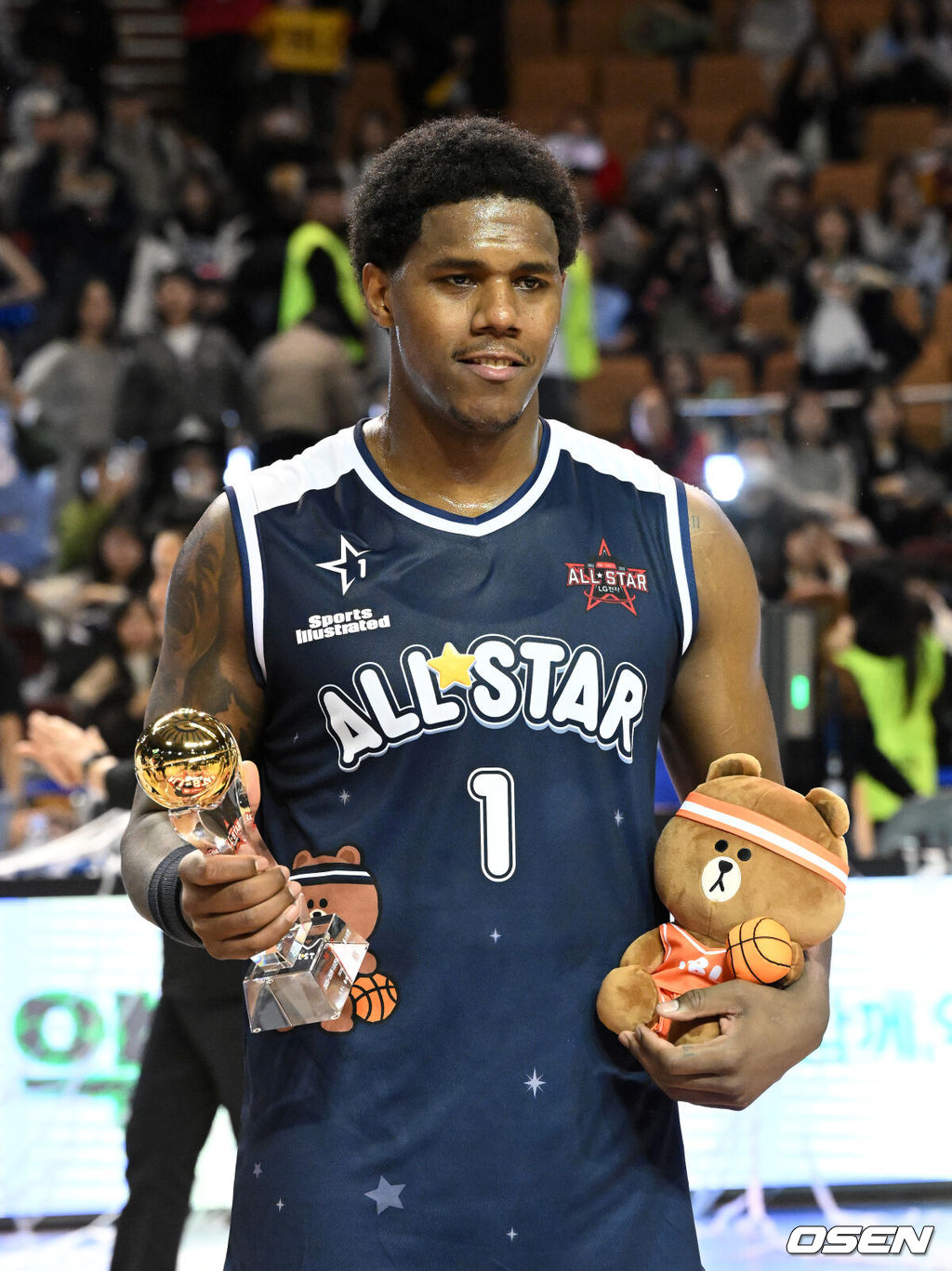 볼거리로 가득 찼던 올스타전의 마지막은 팀 브라운의 승리였다.18일 잠실실내체육관에서 열린 2025-2026 LG전자 프로농구 올스타전 메인 경기에서 '팀 브라운'이 '팀 코니'를 131-109로 꺾었다. 경기 내내 덩크와 3점슛이 쏟아진 가운데, 네이던 나이트가 47점 17리바운드 9어시스트를 기록하며 승리를 이끌었다.MVP를 차지한 나이트가 기념촬영을 하고 있다. 2026.01.18 /sunday@osen.co.kr