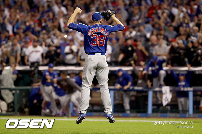 [사진] 2016년 월드시리즈 7차전 시카고 컵스 우승 확정 순간 마이크 몽고메리가 기뻐하고 있다.  ⓒGettyimages(무단전재 및 재배포 금지)