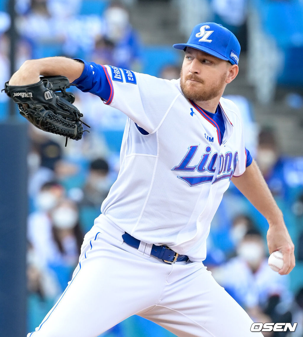 31일 오후 대구 삼성라이온즈파크에서 2021년 KBO리그 정규시즌 우승을 놓고 삼성 라이온즈와 KT 위즈의 ‘타이브레이커’ 경기가 열렸다.8회초 2사 마운드에 오른 삼성 몽고메리가 힘차게 공을 던지고 있다. 2021.10.31 /cej@osen.co.kr