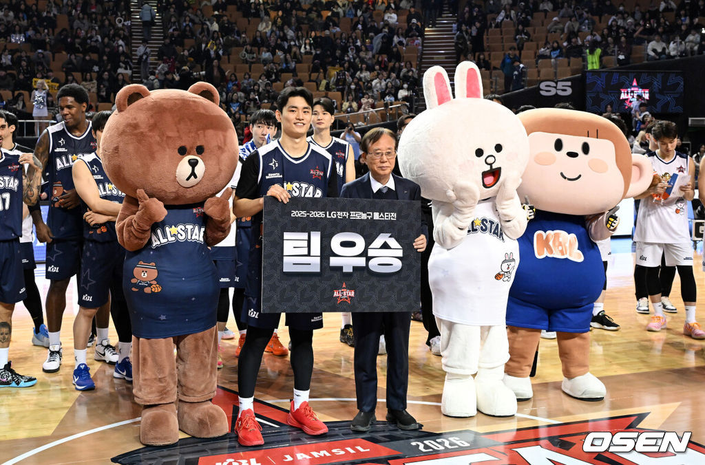 볼거리로 가득 찼던 올스타전의 마지막은 팀 브라운의 승리였다.18일 잠실실내체육관에서 열린 2025-2026 LG전자 프로농구 올스타전 메인 경기에서 '팀 브라운'이 '팀 코니'를 131-109로 꺾었다. 경기 내내 덩크와 3점슛이 쏟아진 가운데, 네이던 나이트가 47점 17리바운드 9어시스트를 기록하며 승리를 이끌었다.우승을 차지한 팀 브라운 유기상이 이수광 총재와 기념촬영을 하고 있다. 2026.01.18 /sunday@osen.co.kr