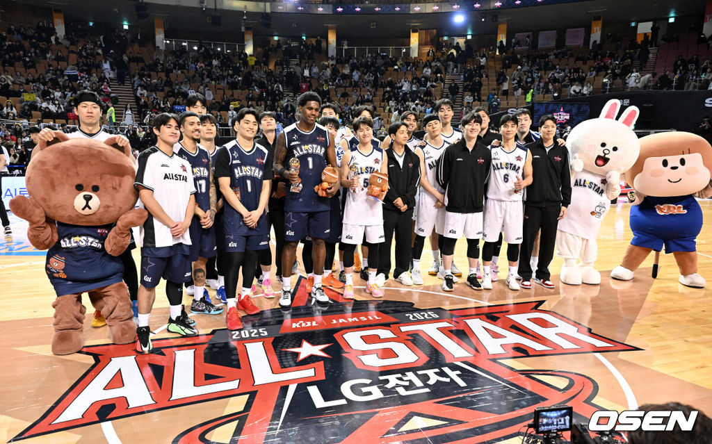 볼거리로 가득 찼던 올스타전의 마지막은 팀 브라운의 승리였다.18일 잠실실내체육관에서 열린 2025-2026 LG전자 프로농구 올스타전 메인 경기에서 '팀 브라운'이 '팀 코니'를 131-109로 꺾었다. 경기 내내 덩크와 3점슛이 쏟아진 가운데, 네이던 나이트가 47점 17리바운드 9어시스트를 기록하며 승리를 이끌었다.경기 종료 후 선수들이 기념촬영을 하고 있다. 2026.01.18 /sunday@osen.co.kr