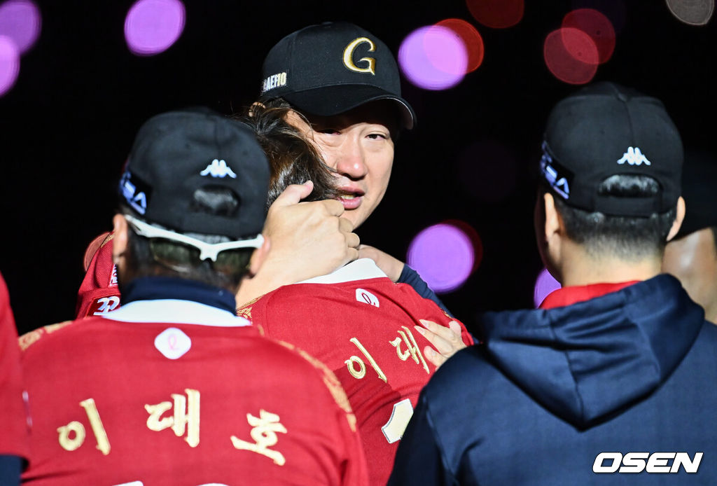 8일 부산 사직구장에서 롯데 자이언츠 이대호의 은퇴 및 영구결번식이 열렸다.롯데 자이언츠 이대호가 영구결번식에서 눈물 보인 정훈과 같이 울며 포옹을 하고 있다. 2022.10.08 / foto0307@osen.co.kr