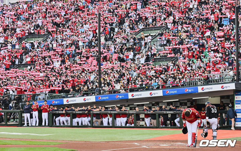 8일 부산 사직구장에서 ‘2022 신한은행 SOL KBO리그’ 롯데 자이언츠와 LG 트윈스의 경기가 열렸다. 롯데 자이언츠 이대호가 은퇴경기 첫 타석에서 팬들에게 인사를 하고 있다. 2022.10.08 / foto0307@osen.co.kr