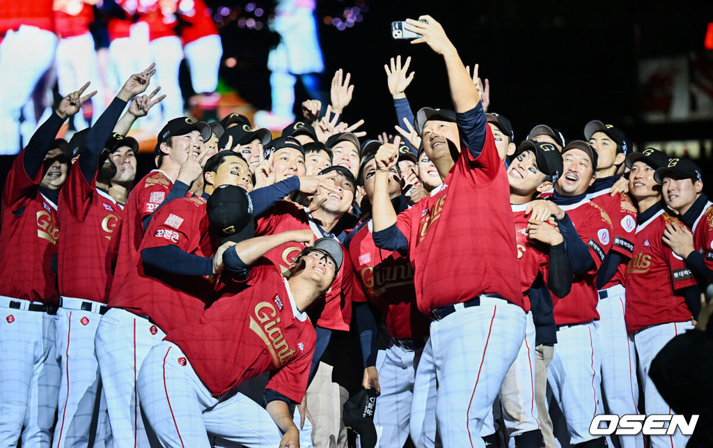 8일 부산 사직구장에서 롯데 자이언츠 이대호의 은퇴 및 영구결번식이 열렸다.롯데 자이언츠 이대호가 동료 선수들과 셀카를 찍고 있다. 2022.10.08 / foto0307@osen.co.kr