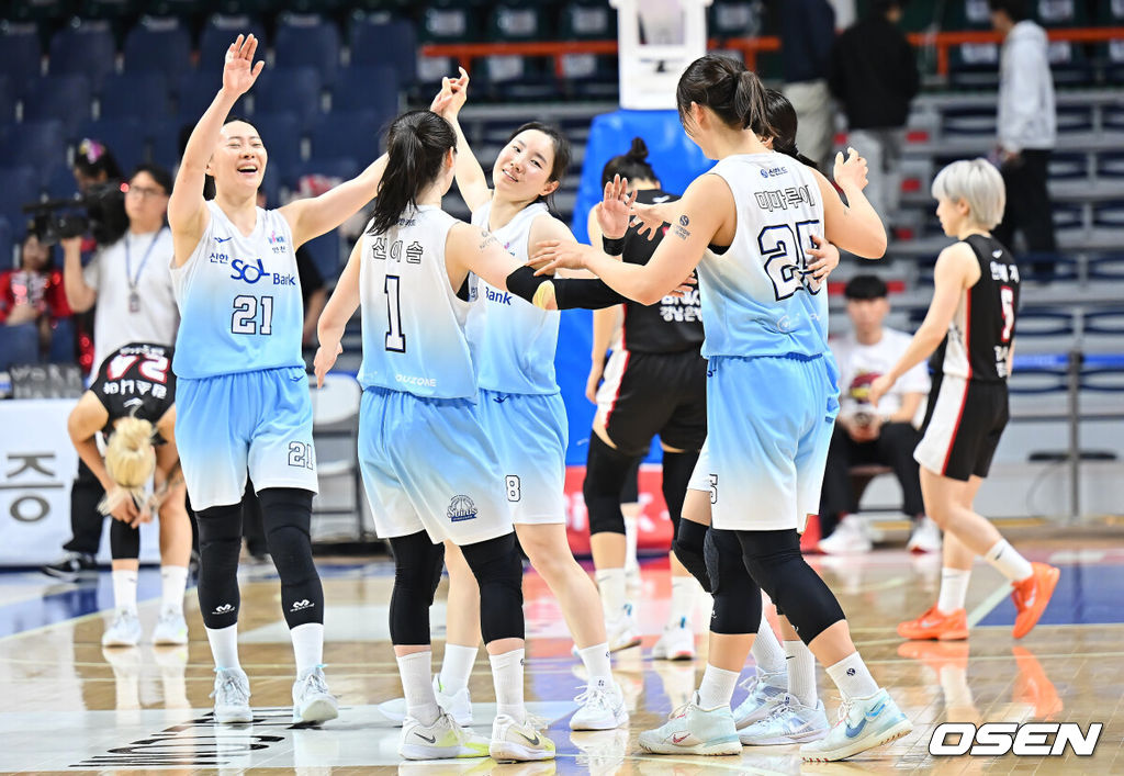 18일 부산 사직실내체육관에서 BNK금융 2025~2026 여자프로농구 부산 BNK와 인천 신한은행의 경기가 열렸다. 9연패에 빠졌던 신한은행 선수들이 2차 연장 끝에 85-79로 승리, 연패 탈출에 성공했다.인천 신한은행 선수들이 승리의 기쁨을 나누고 있다. 2026.01.18 / foto0307@osen.co.kr