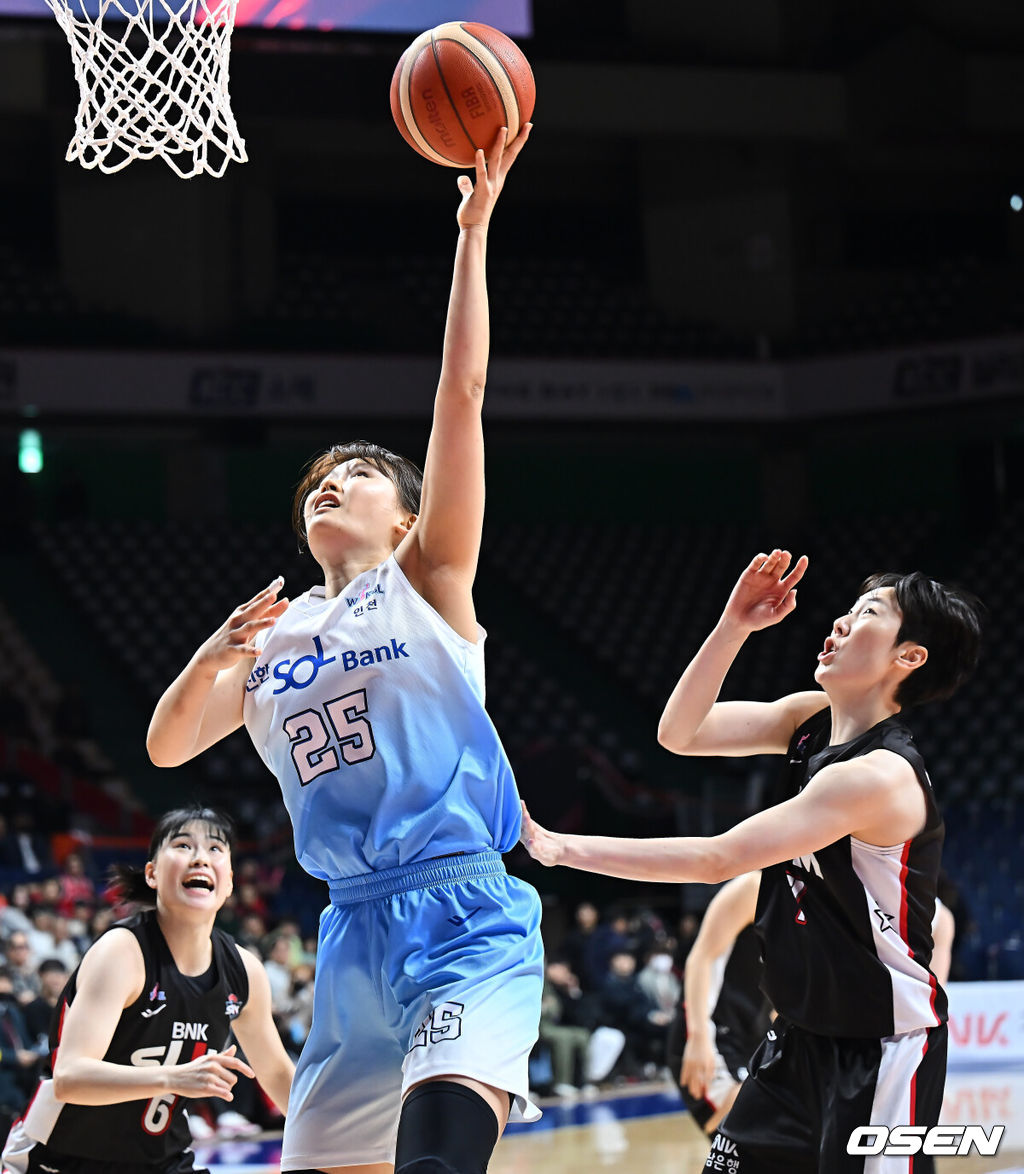18일 부산 사직실내체육관에서 BNK금융 2025~2026 여자프로농구 부산 BNK와 인천 신한은행의 경기가 열렸다. BNK는 시즌 첫 주말 백투백 일정을 앞두고 전날 삼성생명을 54-50으로 제압하며 시즌 9승째(7패)를 챙겨 2위 KB와의 격차를 0.5경기로 좁히는 등 선두권 도약의 발판을 마련한 반면, 9연패에 빠진 신한은행은 연패 탈출이 절실한 상황이다.인천 신한은행 미마 루이가 부산 BNK 박혜진의 마크를 피해 골밑슛을 시도하고 있다. 2026.01.18 / foto0307@osen.co.kr