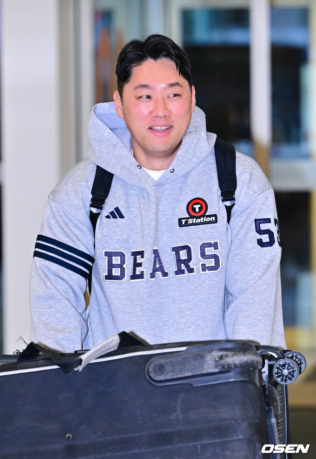 2026시즌 스프링캠프 1차 훈련 나서는 두산 베어스 선발대가 18일 인천국제공항을 통해 호주 시드니로 출국했다.본진은 23일 시드니로 출국해 1차 캠프를 진행한 뒤, 일본 미야자키에서 2차 캠프를 이어간다.두산 양석환이 공항으로 들어서고 있다.  2026.01.18 / soul1014@osen.co.kr