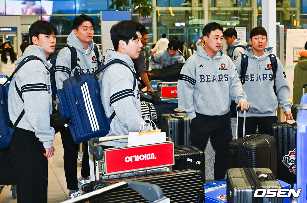 2026시즌 스프링캠프 1차 훈련 나서는 두산 베어스 선발대가 18일 인천국제공항을 통해 호주 시드니로 출국했다.선발대는 양의지 양석환 정수빈 김인태 김명신 최원준 이영하 이병헌이다. 본진은 23일 시드니로 출국해 1차 캠프를 진행한 뒤, 일본 미야자키에서 2차 캠프를 이어간다.두산 선수들이 수속을 밟기 위해 카운터로 이동하고 있다.  2026.01.18 / soul1014@osen.co.kr