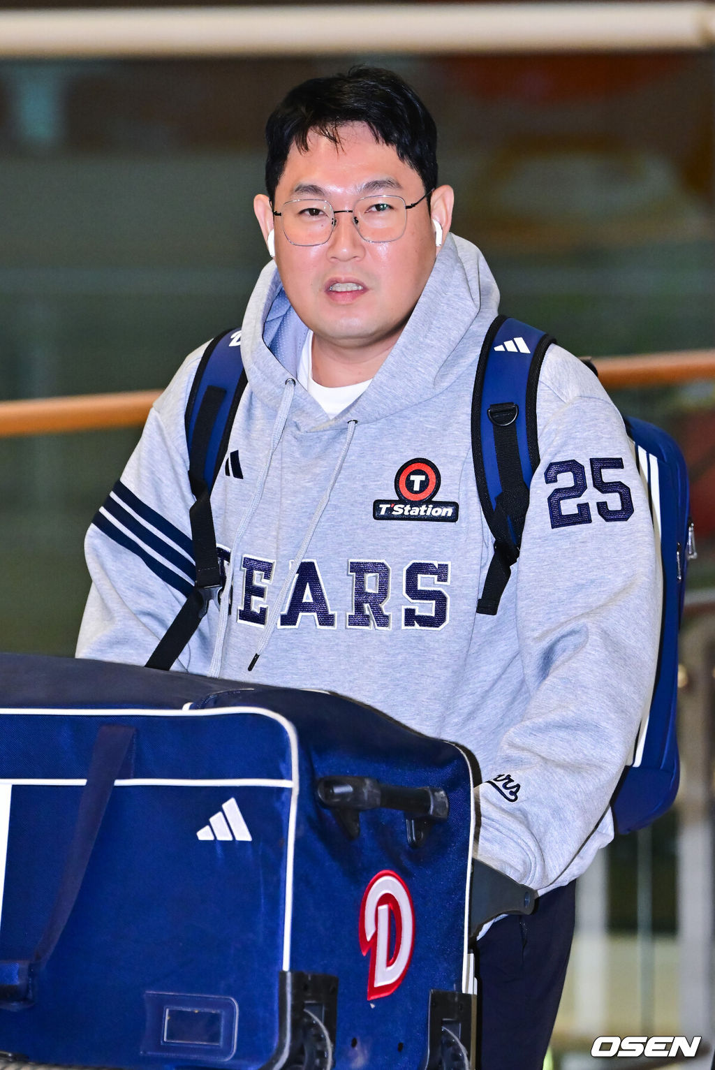 2026시즌 스프링캠프 1차 훈련 나서는 두산 베어스 선발대가 18일 인천국제공항을 통해 호주 시드니로 출국했다.본진은 23일 시드니로 출국해 1차 캠프를 진행한 뒤, 일본 미야자키에서 2차 캠프를 이어간다.두산 양의지가 공항으로 들어서고 있다.  2026.01.18 / soul1014@osen.co.kr