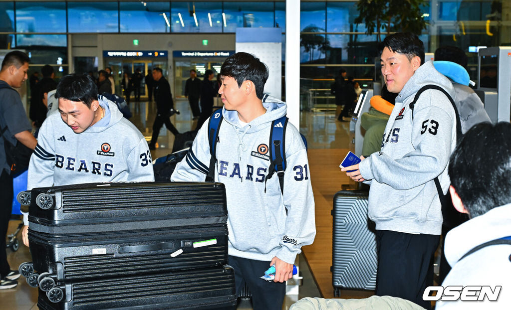 2026시즌 스프링캠프 1차 훈련 나서는 두산 베어스 선발대가 18일 인천국제공항을 통해 호주 시드니로 출국했다.선발대는 양의지 양석환 정수빈 김인태 김명신 최원준 이영하 이병헌이다. 본진은 23일 시드니로 출국해 1차 캠프를 진행한 뒤, 일본 미야자키에서 2차 캠프를 이어간다.두산 김인태와 정수빈, 양석환이 수속을 밟기 위해 카운터로 이동하고 있다.  2026.01.18 / soul1014@osen.co.kr