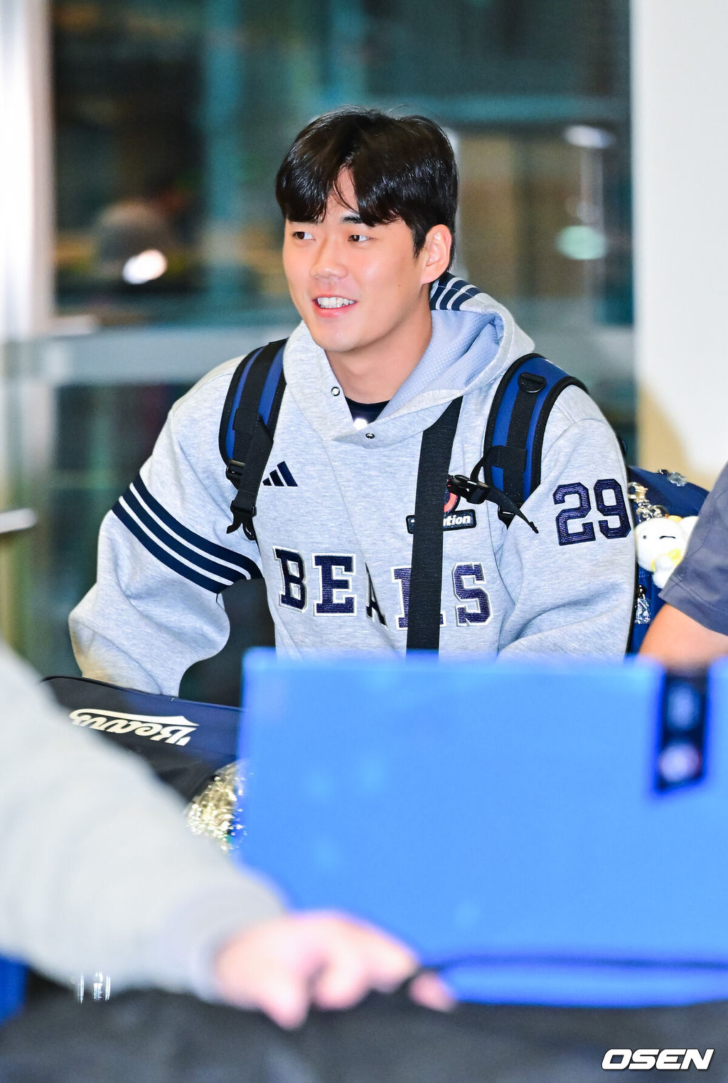 2026시즌 스프링캠프 1차 훈련 나서는 두산 베어스 선발대가 18일 인천국제공항을 통해 호주 시드니로 출국했다.선발대는 양의지 양석환 정수빈 김인태 김명신 최원준 이영하 이병헌이다. 본진은 23일 시드니로 출국해 1차 캠프를 진행한 뒤, 일본 미야자키에서 2차 캠프를 이어간다.두산 이병헌이 공항으로 들어서고 있다.  2026.01.18 / soul1014@osen.co.kr