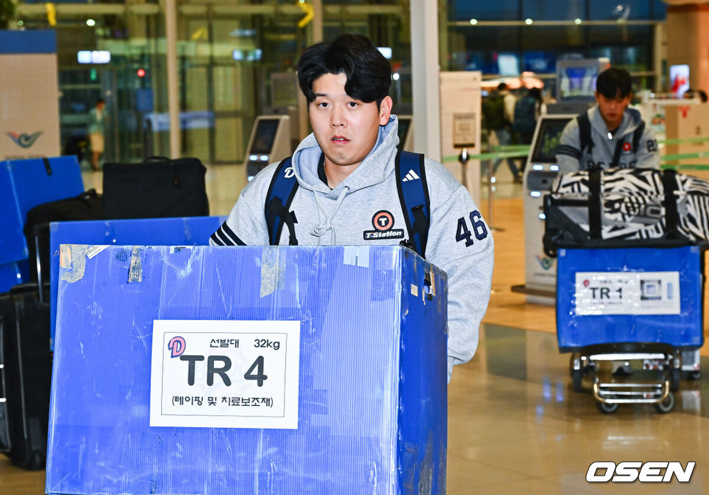 2026시즌 스프링캠프 1차 훈련 나서는 두산 베어스 선발대가 18일 인천국제공항을 통해 호주 시드니로 출국했다.선발대는 양의지 양석환 정수빈 김인태 김명신 최원준 이영하 이병헌이다. 본진은 23일 시드니로 출국해 1차 캠프를 진행한 뒤, 일본 미야자키에서 2차 캠프를 이어간다.두산 김명신이 수속을 밟기 위해 카운터로 이동하고 있다.  2026.01.18 / soul1014@osen.co.kr