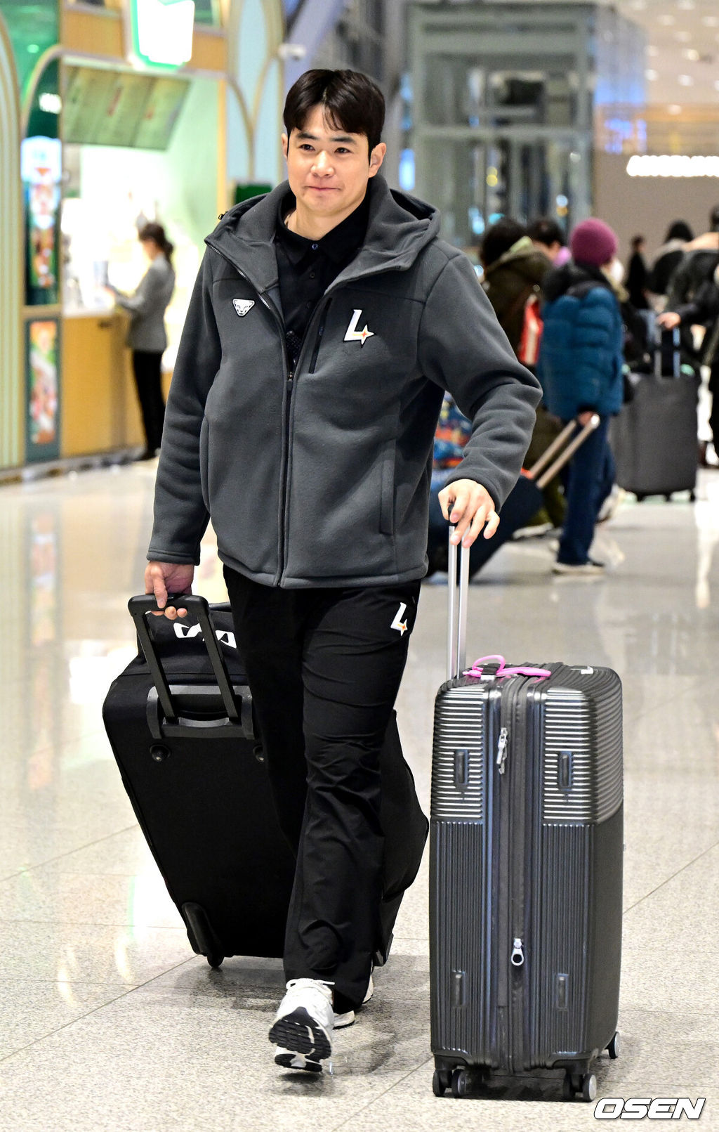 프로야구 SSG 랜더스 스프링캠프 선발대가 19일 오전 인천공항을 통해 미국 플로리다로 출국했다.SSG는 2026 시즌을 준비하기 위해 미국 플로리다주 베로비치에서 1차 스프링캠프를 펼친다.SSG 김재환이 출국장에 들어서고 있다. 2026.01.19 / dreamer@osen.co.kr