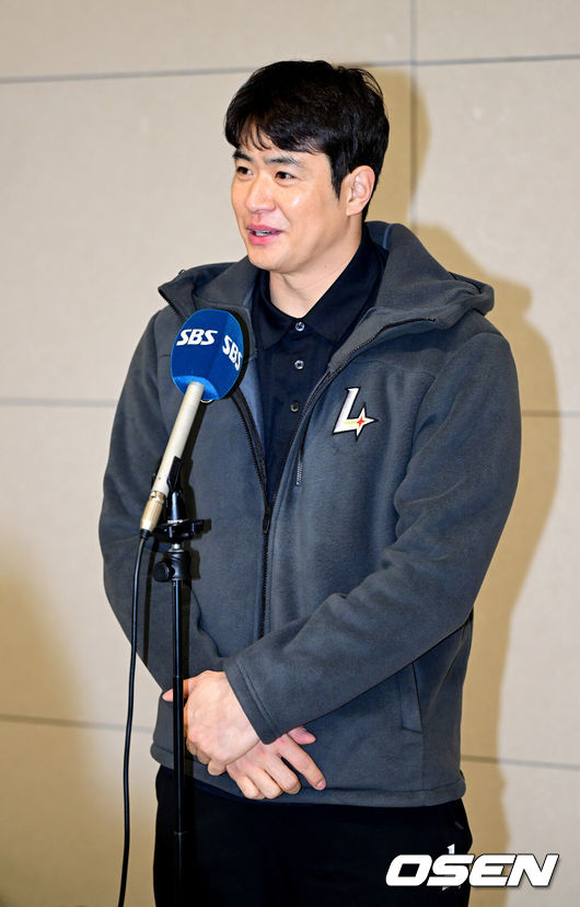 [OSEN=인천공항, 최규한 기자] 프로야구 SSG 랜더스 스프링캠프 선발대가 19일 오전 인천공항을 통해 미국 플로리다로 출국했다.SSG는 2026 시즌을 준비하기 위해 미국 플로리다주 베로비치에서 1차 스프링캠프를 펼친다.SSG 김재환이 출국을 앞두고 취재진괴 질의응답 시간을 갖고 있다. 2026.01.19 / dreamer@osen.co.kr