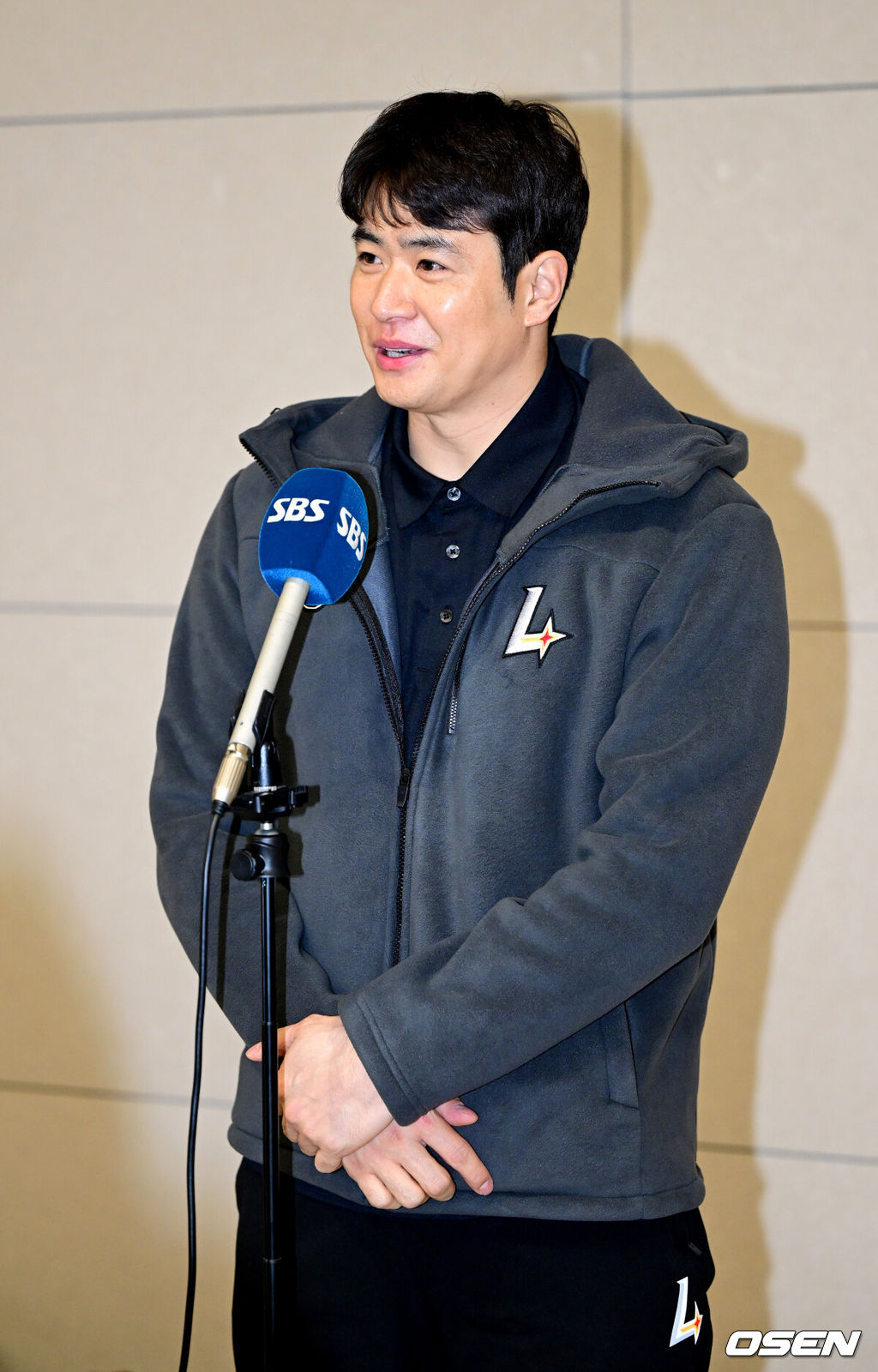 프로야구 SSG 랜더스 스프링캠프 선발대가 19일 오전 인천공항을 통해 미국 플로리다로 출국했다.SSG는 2026 시즌을 준비하기 위해 미국 플로리다주 베로비치에서 1차 스프링캠프를 펼친다.SSG 김재환이 출국을 앞두고 취재진괴 질의응답 시간을 갖고 있다. 2026.01.19 / dreamer@osen.co.kr