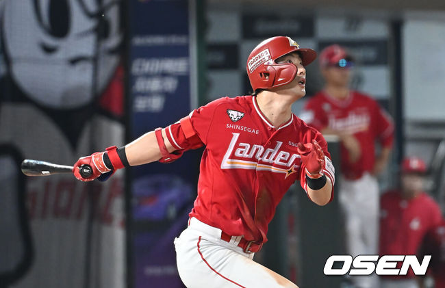 [OSEN=부산, 이석우 기자] 10일 부산 사직야구장에서 2025 신한 SOL 뱅크 KBO 리그 롯데 자이언츠와 SSG 랜더스의 경기가 열렸다. 홈팀 롯데는 박세웅이, 방문팀 SSG는 김건우가 선발 출전했다.SSG 랜더스 최지훈이 6회초 1사 우월 솔로 홈런을 치고 있다. 2025.08.10 / foto0307@osen.co.kr