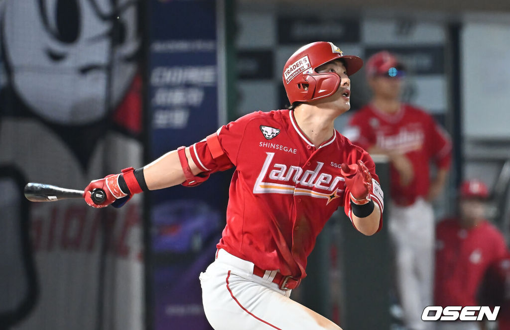 10일 부산 사직야구장에서 2025 신한 SOL 뱅크 KBO 리그 롯데 자이언츠와 SSG 랜더스의 경기가 열렸다. 홈팀 롯데는 박세웅이, 방문팀 SSG는 김건우가 선발 출전했다.SSG 랜더스 최지훈이 6회초 1사 우월 솔로 홈런을 치고 있다. 2025.08.10 / foto0307@osen.co.kr