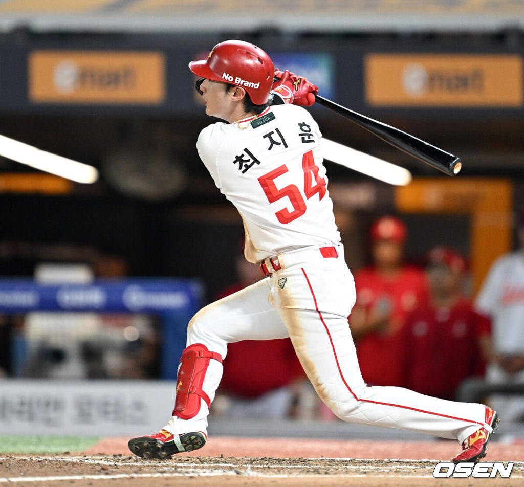 31일 오후 인천 SSG랜더스필드에서 2025 신한 SOL Bank KBO리그 SSG 랜더스와 키움 히어로즈의 경기가 열렸다.SSG는 앤더슨, 키움은 김연주를 선발 투수로 내세웠다.8회말 무사에서 SSG 최지훈이 우전 안타를 치고 있다. 2025.07.31 /sunday@osen.co.kr