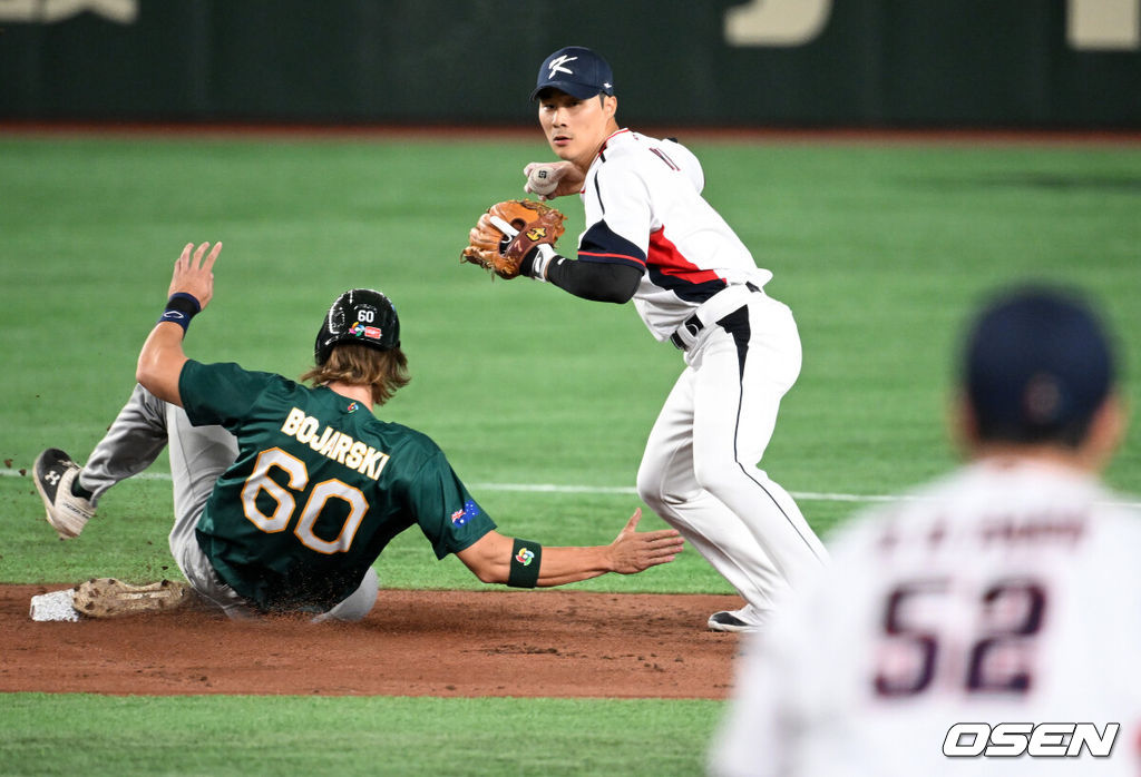  이강철 감독이 이끄는 한국 월드베이스볼클래식(WBC) 대표팀이 9일 일본 도쿄돔에서 호주와 1라운드 B조 첫 경기를 가졌다.3회초 무사 1루에서 대표팀 김하성이 호주 알렉스 홀의 2루땅볼에 1루주자를 포스아웃시키고 있다. 2023.03.09 /spjj@osen.co.kr
