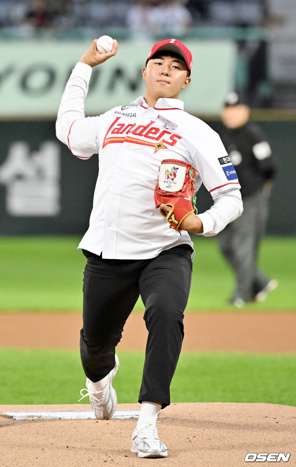 25일 오후 인천 SSG랜더스필드에서 ‘2025 신한 SOL BANK KBO리그’ SSG 랜더스와 KT 위즈의 경기가 진행됐다.이날 경기에서 SSG은 문승원을, KT는 패트릭을 선발투수로 내세웠다.경기 전 SSG 26시즌 신인드래프트 1R 지명된 김민준이 시구를 하고 있다. 2025.09.25 / rumi@osen.co.kr