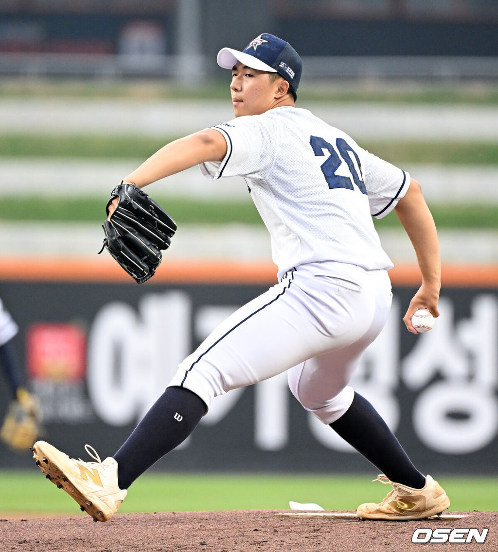 2일 오후 대전 한화생명볼파크에서 ‘제3회 한화이글스배 고교vs대학 올스타전’이 열렸다.올해로 3회째를 맞는 한화이글스배 고교vs대학 올스타전은 한화 구단과 KBSA가 공동으로 주최하는 이벤트 경기다.1회말 무사에서 고교팀 선발투수 김민준이 역투하고 있다. 2025.06.02 /sunday@osen.co.kr