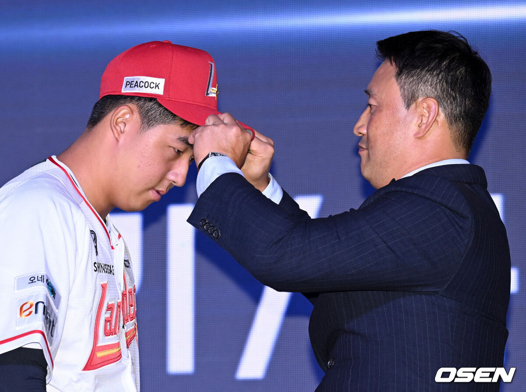 17일 오후 7일 오후 서울 롯데호텔 월드에서 ‘2026 KBO 신인 드래프트’가 열렸다.이번 드래프트는 전면 드래프트 방식으로 총 11라운드에 걸쳐 진행된다. 대상자는 총 1천261명으로, 고등학교 졸업 예정자 930명, 대학교 졸업 예정자 216명, 얼리 드래프트 신청자 51명, 해외 아마추어·프로 출신 선수 19명이다. 이 중 최대 110명이 KBO 10개 구단의 부름을 받게 된다.SSG에 지명된 대구고 김민준이 기념촬영을 하고 있다. 2025.09.17 /sunday@osen.co.kr