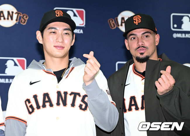 [OSEN=이천, 이대선 기자] 7일 오후 경기 이천 LG 챔피언스파크에서 샌프란시스코 자이언츠 미디어데이가 열렸다.샌프란시스코 구단은 이정후와 비텔로 감독, 윌리 아다메스가 참여하는 방한 프로그램을 진행 중이다. 이번 샌프란시스코의 한국 방문에는 래리 베어 CEO, 버스터 포지 사장, 잭 미나시안 단장 등 구단 주요 인사들이 함께한다.샌프란시스코 이정후, 윌리 아다메스가 기념촬영을 하고 있다. 2026.01.07 /sunday@osen.co.kr