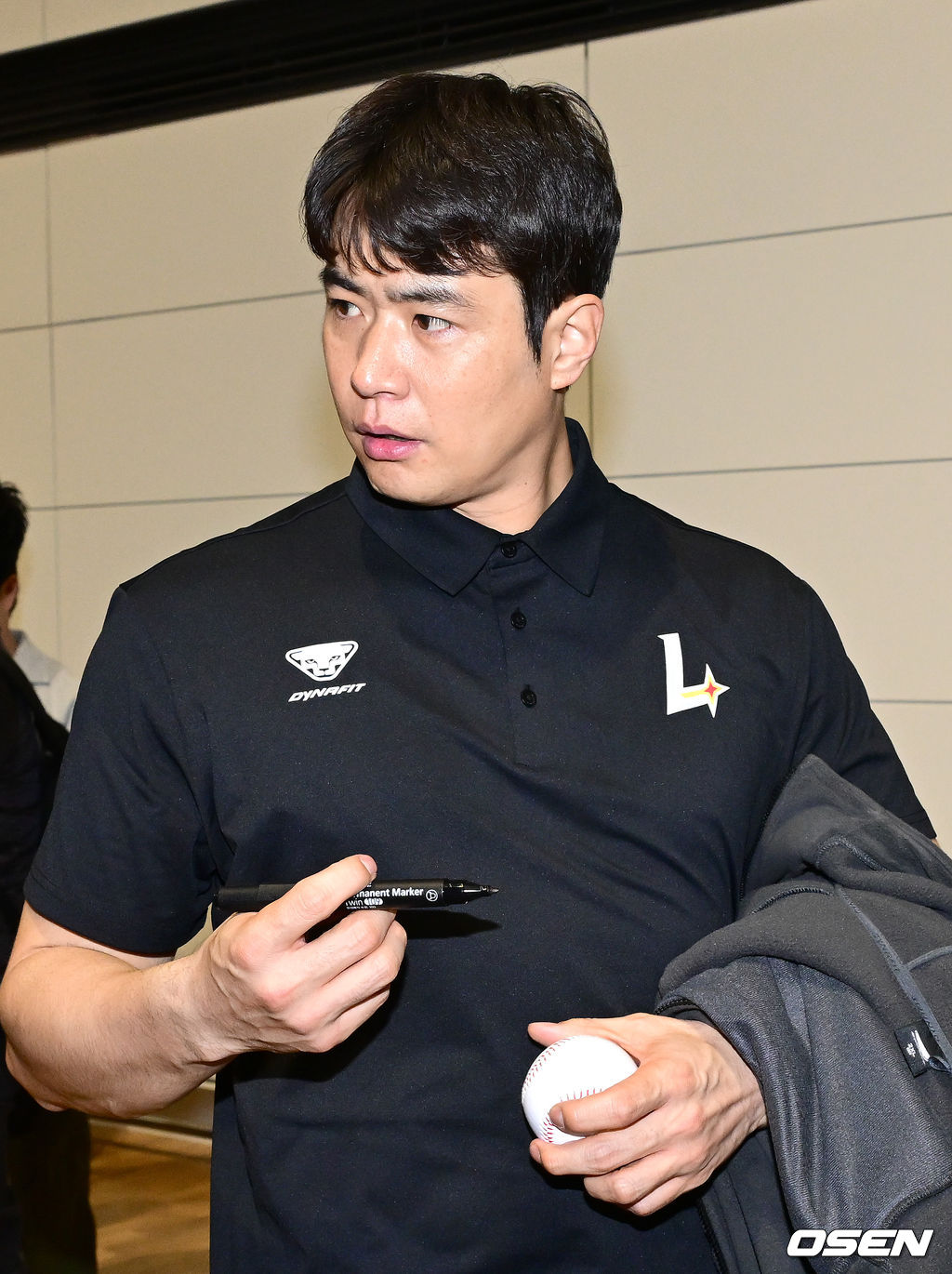 출국을 앞두고 팬들의 사인 요청에 응하는 SSG 김재환.