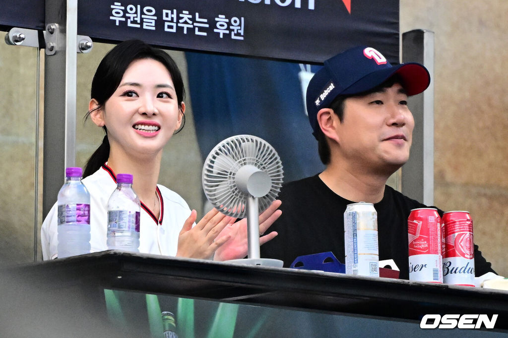 3일 오후 서울 잠실구장에서 ‘2025 신한 SOL Bank KBO리그’ 두산 베어스와 삼성 라이온즈의 경기가 열렸다.두산은 곽빈, 삼성은 최원태가 선발로 나섰다.김다영, 배성재 아나운서 부부가 경기를 관전하고 있다. 2025.07.03 /jpnews@osen.co.kr