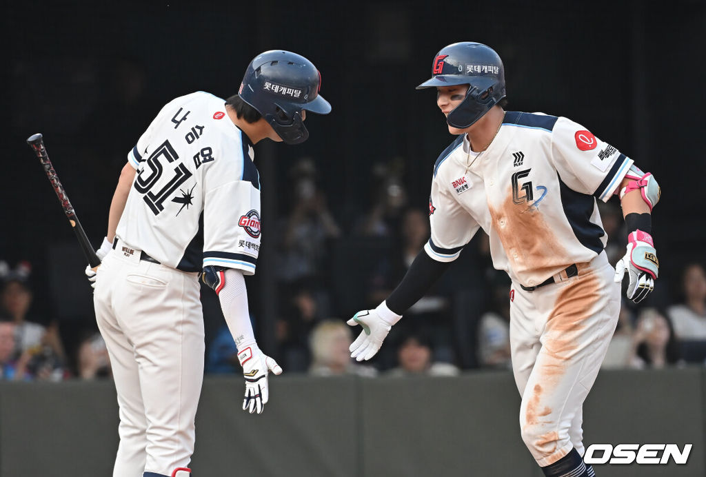 1일 부산 사직야구장에서 2025 신한 SOL 뱅크 KBO 리그 롯데 자이언츠와 SSG 랜더스의 경기가 열렸다. 홈팀 롯데는 이민석이, 방문팀 SSG는 앤더슨이 선발 출전했다.롯데 자이언츠 윤동희가 4회말 좌월 솔로 홈런을 치고 나승엽과 기쁨을 나누고 있다. 2025.06.01 / foto0307@osen.co.kr