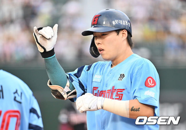 [OSEN=부산, 이석우 기자] 5일 부산 사직야구장에서 2025 신한 SOL 뱅크 KBO 리그 롯데 자이언츠와 KIA 타이거즈의 경기가 열렸다. 홈팀 롯데는 감보아가, 방문팀 KIA는 네일이 선발 출전했다.롯데 자이언츠 고승민이 1회말 우익수 앞 안타를 치고 세리머니를 하고 있다. 2025.08.05 / foto0307@osen.co.kr