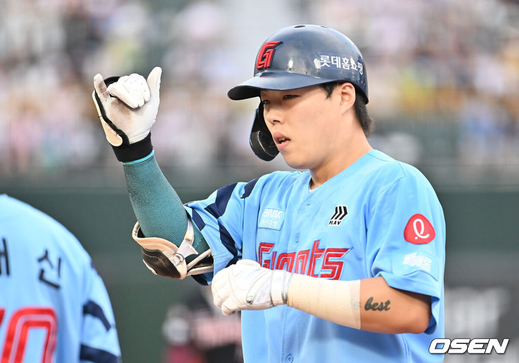 5일 부산 사직야구장에서 2025 신한 SOL 뱅크 KBO 리그 롯데 자이언츠와 KIA 타이거즈의 경기가 열렸다. 홈팀 롯데는 감보아가, 방문팀 KIA는 네일이 선발 출전했다.롯데 자이언츠 고승민이 1회말 우익수 앞 안타를 치고 세리머니를 하고 있다. 2025.08.05 / foto0307@osen.co.kr