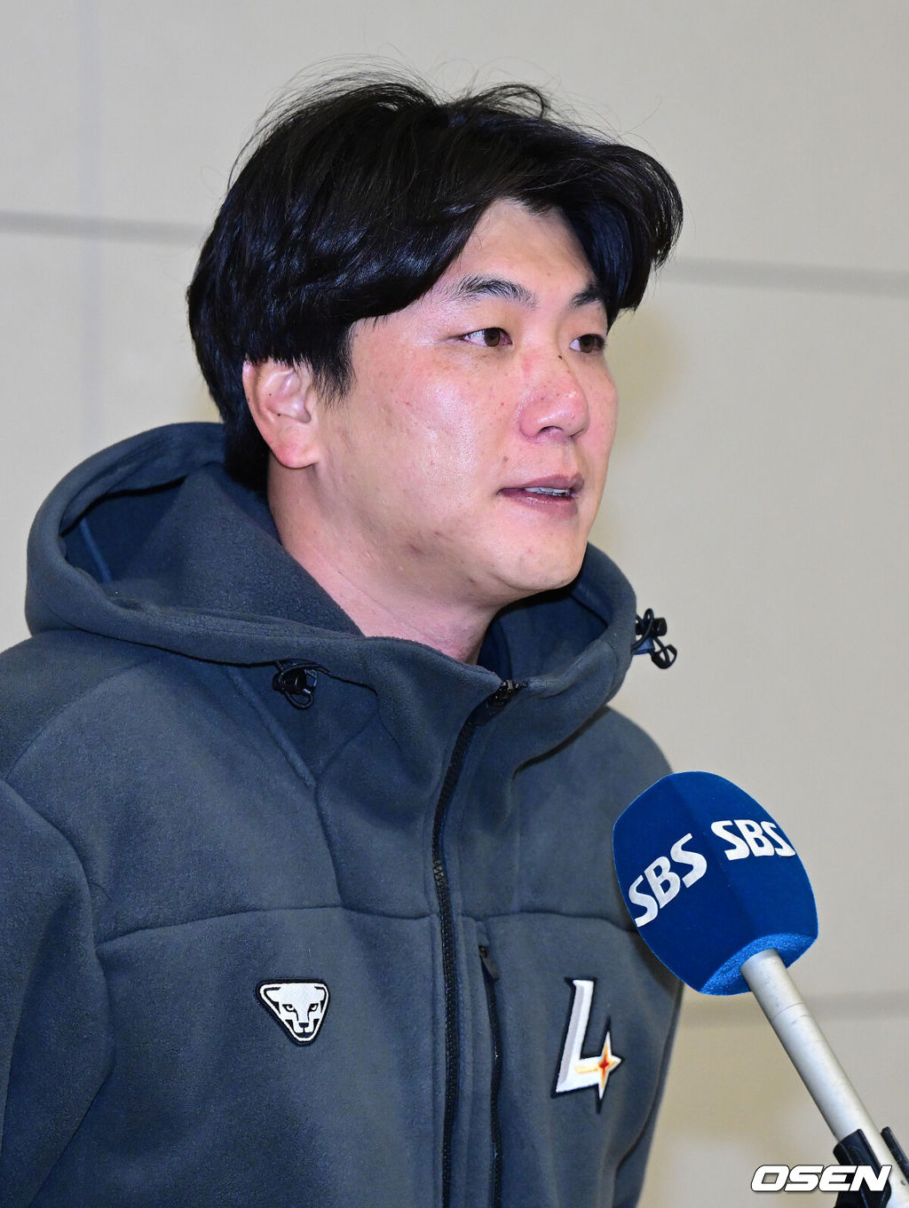 프로야구 SSG 랜더스 스프링캠프 선발대가 19일 오전 인천공항을 통해 미국 플로리다로 출국했다.SSG는 2026 시즌을 준비하기 위해 미국 플로리다주 베로비치에서 1차 스프링캠프를 펼친다.SSG 김광현이 출국을 앞두고 취재진과 질의응답 시간을 갖고 있다. 2026.01.19 / dreamer@osen.co.kr