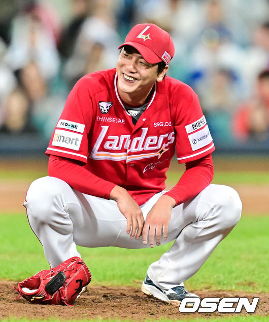 [OSEN=대구, 박준형 기자] 14일 대구 삼성라이온즈파크에서 ‘2025 신한 SOL뱅크 KBO리그’ 준플레이오프(5전 3선승제) 4차전 삼성 라이온즈와 SSG 랜더스의 경기가 열렸다.삼성은 아리엘 후라도, SSG는 김광현을 선발로 내세웠다.5회말 1사 SSG 김광현이 삼성 전병우의 큼직한 타구에 깜짝 놀라 주저 앉아 있다.   2025.10.14 / soul1014@osen.co.kr