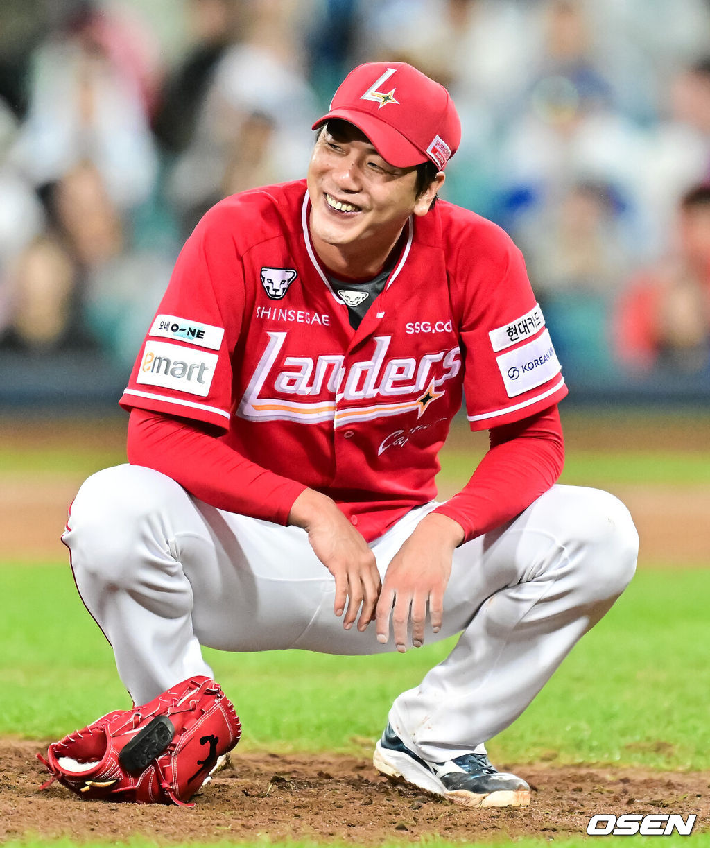 14일 대구 삼성라이온즈파크에서 ‘2025 신한 SOL뱅크 KBO리그’ 준플레이오프(5전 3선승제) 4차전 삼성 라이온즈와 SSG 랜더스의 경기가 열렸다.삼성은 아리엘 후라도, SSG는 김광현을 선발로 내세웠다.5회말 1사 SSG 김광현이 삼성 전병우의 큼직한 타구에 깜짝 놀라 주저 앉아 있다.   2025.10.14 / soul1014@osen.co.kr