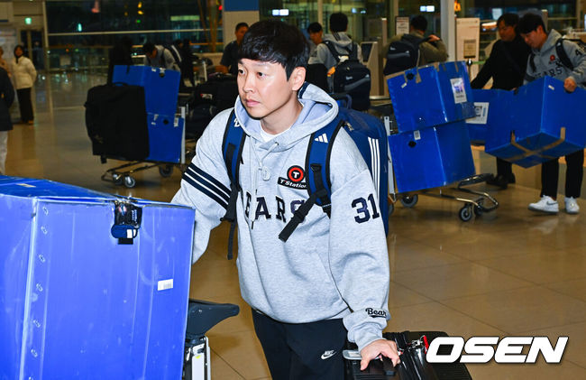 [OSEN=인천공항, 박준형 기자] 2026시즌 스프링캠프 1차 훈련 나서는 두산 베어스 선발대가 18일 인천국제공항을 통해 호주 시드니로 출국했다. 선발대는 양의지 양석환 정수빈 김인태 김명신 최원준 이영하 이병헌이다. 본진은 23일 시드니로 출국해 1차 캠프를 진행한 뒤, 일본 미야자키에서 2차 캠프를 이어간다. 두산 정수빈이 수속을 밟기 위해 카운터로 이동하고 있다.  2026.01.18 / soul1014@osen.co.kr