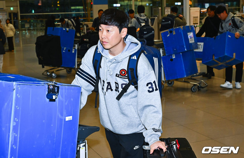 2026시즌 스프링캠프 1차 훈련 나서는 두산 베어스 선발대가 18일 인천국제공항을 통해 호주 시드니로 출국했다. 선발대는 양의지 양석환 정수빈 김인태 김명신 최원준 이영하 이병헌이다. 본진은 23일 시드니로 출국해 1차 캠프를 진행한 뒤, 일본 미야자키에서 2차 캠프를 이어간다. 두산 정수빈이 수속을 밟기 위해 카운터로 이동하고 있다.  2026.01.18 / soul1014@osen.co.kr