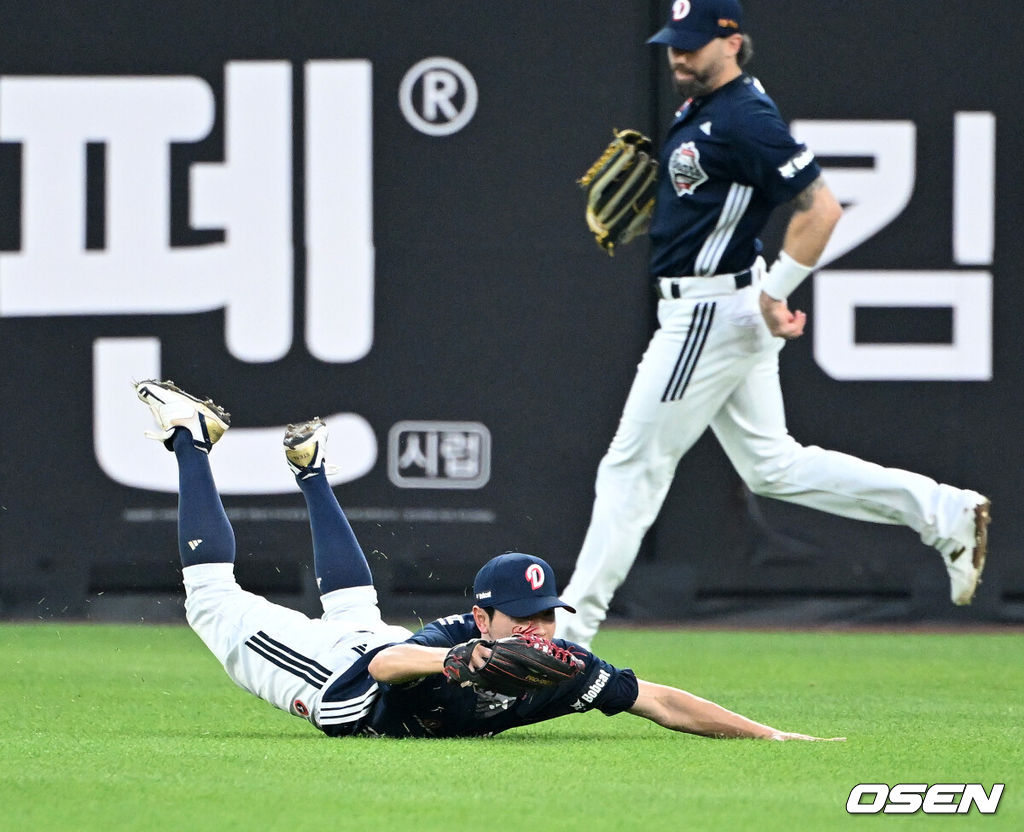 20일 오후 대전 한화생명볼파크에서 2025 신한 SOL Bank KBO리그 한화 이글스와 두산 베어스의 경기가 열렸다.한화는 조동욱, 두산은 곽빈을 선발로 내세웠다.2회말 1사에서 두산 정수빈이 한화 김인환의 타구를 잡고 있다. 2025.08.20 /sunday@osen.co.kr