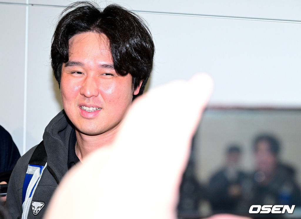 프로야구 SSG 랜더스 스프링캠프 선발대가 19일 오전 인천공항을 통해 미국 플로리다로 출국했다.SSG는 2026 시즌을 준비하기 위해 미국 플로리다주 베로비치에서 1차 스프링캠프를 펼친다.SSG 최정이 출국을 앞두고 취재진과 질의응답 시간을 갖고 있다. 2026.01.19 / dreamer@osen.co.kr